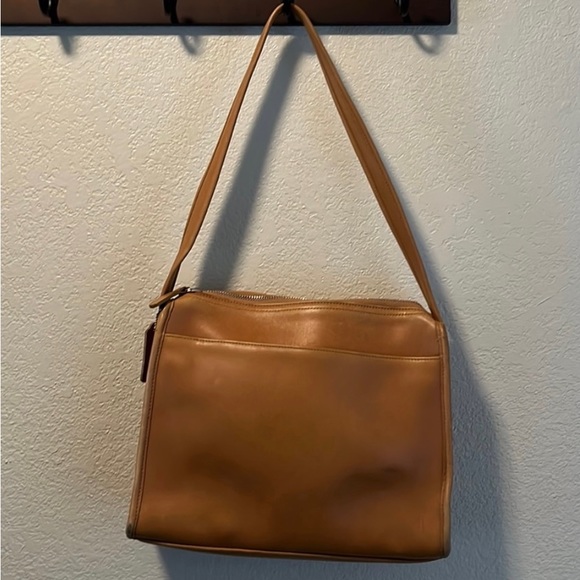 Coach Handbags - Coach vintage leather purse bag camel Aero 9052